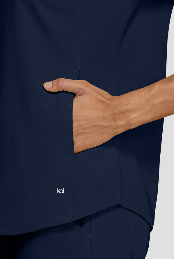Blusa m&eacute;dica koi Next Gen Superhuman STRETCH con mangas dolm&aacute;n y 2 bolsillos para mujer - Navy - 5