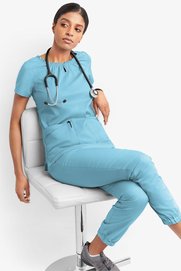 Blusa m&eacute;dica UA Butter-Soft STRETCH estilo campesina con mangas cortas y 6 bolsillos para mujer - Poolside View - 6