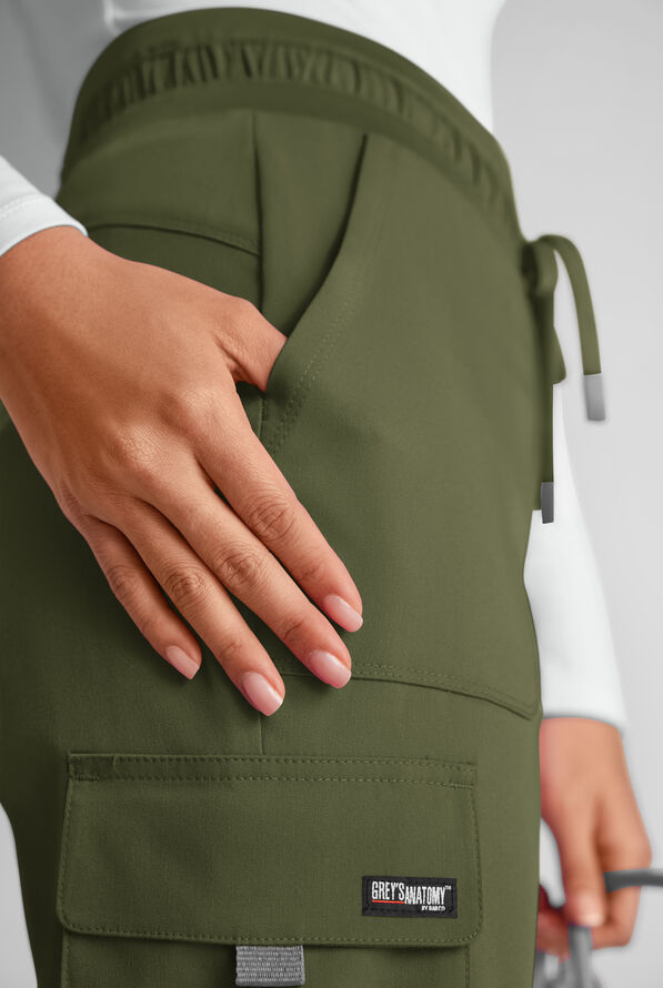Pantalón médico Grey's Anatomy by Barco Emerge Parker STRETCH con piernas anchas estilizadas y 4 bolsillos para mujer - Olive - 3