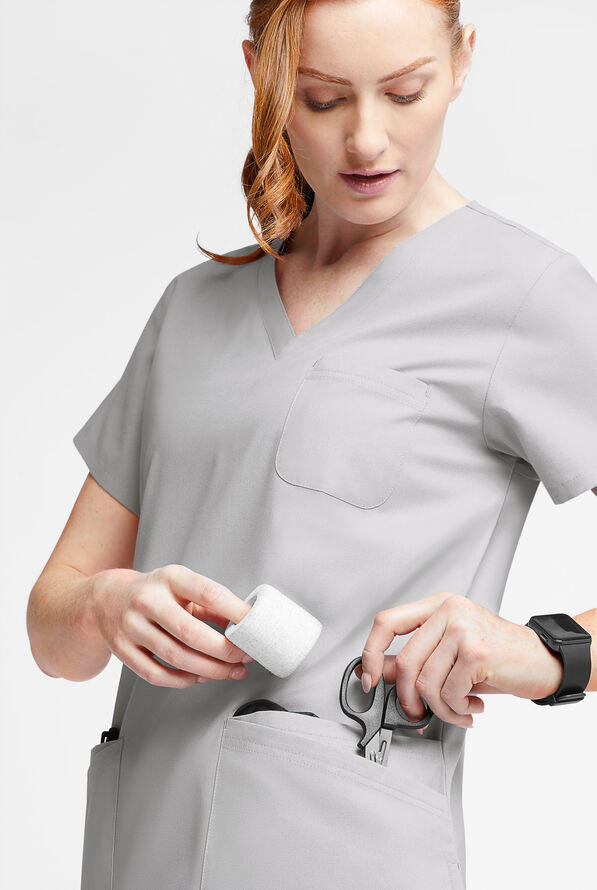 Blusa m&eacute;dica Butter-Soft Originals con cuello en V curvo y 7 bolsillos para mujer - Silver - 4