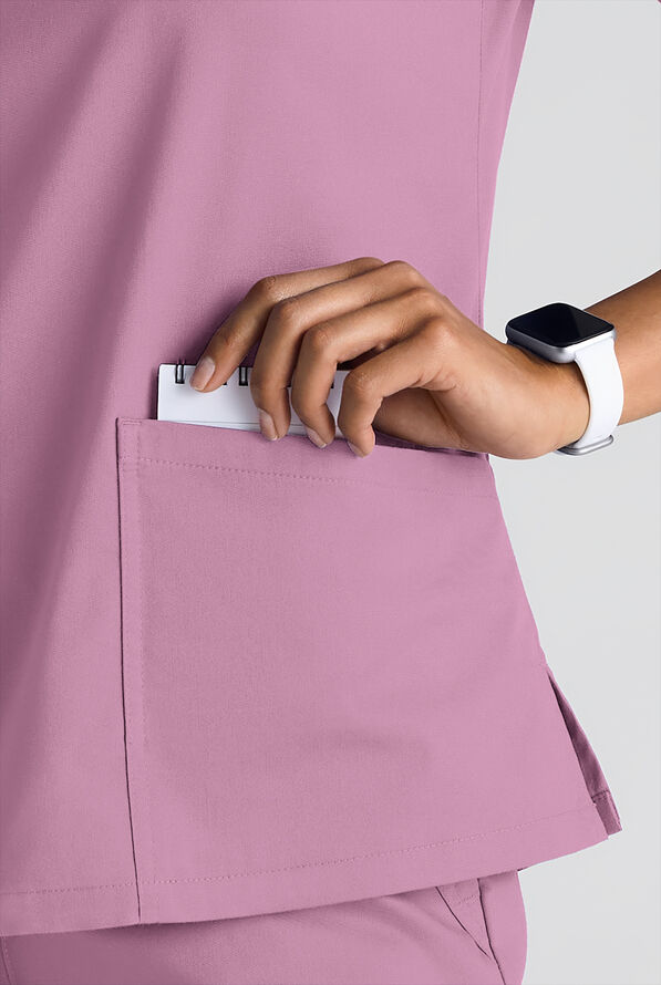 Blusa médica mangas 3/4 Butter-Soft STRETCH con cuello en V y 4 bolsillos para mujer - Smokey Mauve - 6