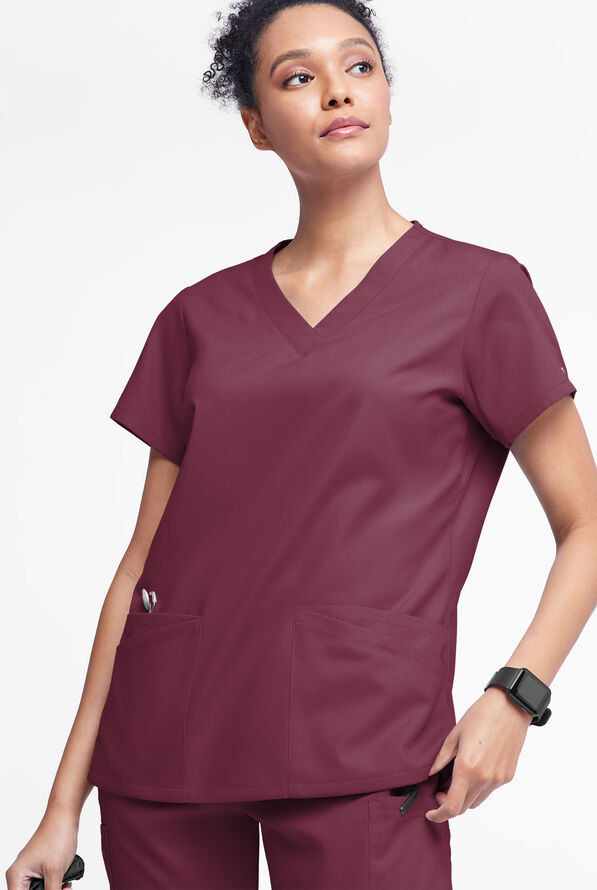 Blusa médica Butter-Soft Originals con cuello en V y 6 bolsillos para mujer - Wine - 2