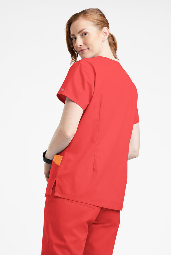 Blusa m&eacute;dica Butter-Soft Originals con cuello en V curvo y 7 bolsillos para mujer - Radiant Red/Apricot Crush - 3