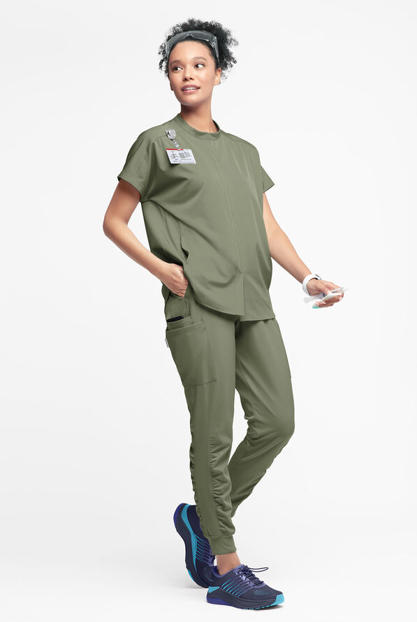 Blusa médica WhisperLite Aerin con mangas dolmán y 3 bolsillos para mujer - Olive Leaf - 3