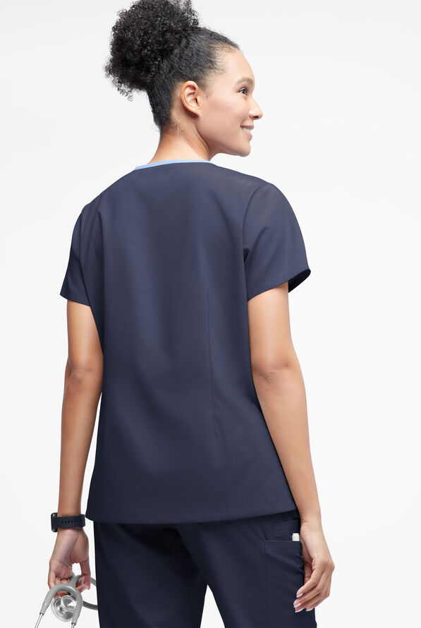 Blusa m&eacute;dica Butter-Soft Originals con cuello entrecruzado en contraste y 3 bolsillos para mujer - Navy/Ceil - 3