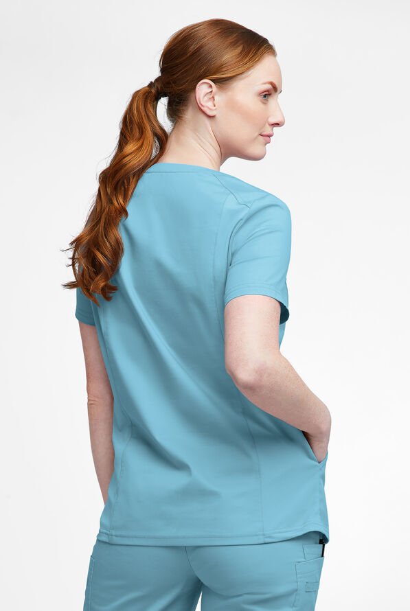 Blusa m&eacute;dica UA Butter-Soft STRETCH con detalle tejido y 3 bolsillos para mujer - Poolside View - 4