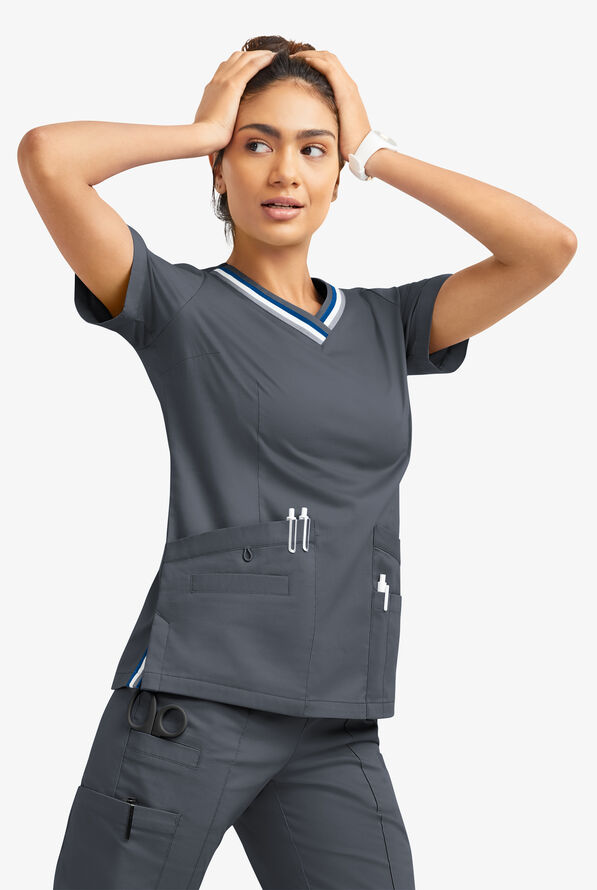 Blusa m&eacute;dica UA Butter-Soft STRETCH con cuello en V con ribete deportivo y 5 bolsillos para mujer - Pewter - 7