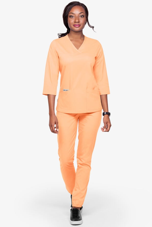 Blusa m&eacute;dica UA Butter-Soft STRETCH con mangas 3/4 y 3 bolsillos para mujer - Apricot Sorbet - 2