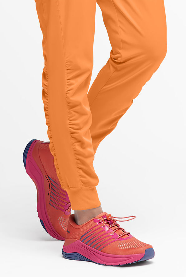 Pantalón médico WhisperLite Calla Petite estilo cargo con pierna fruncida y 6 bolsillos para mujer - Apricot Crush - 5