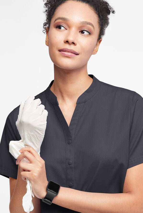 Blusa m&eacute;dica Butter-Soft Originals con cuello mao y 6 bolsillos para mujer - Pewter - 4