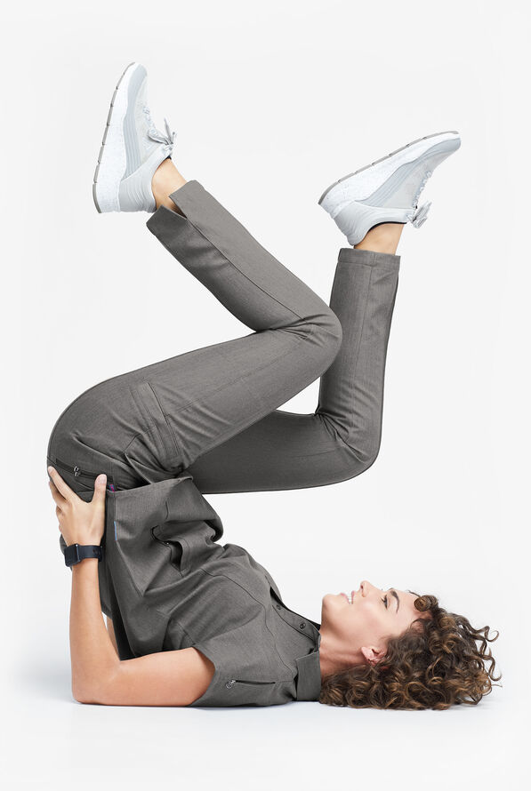 Pantalón médico Movement by Butter-Soft de corte delgado con pinzas y 7 bolsillos para mujer - Graphite Heather - 4