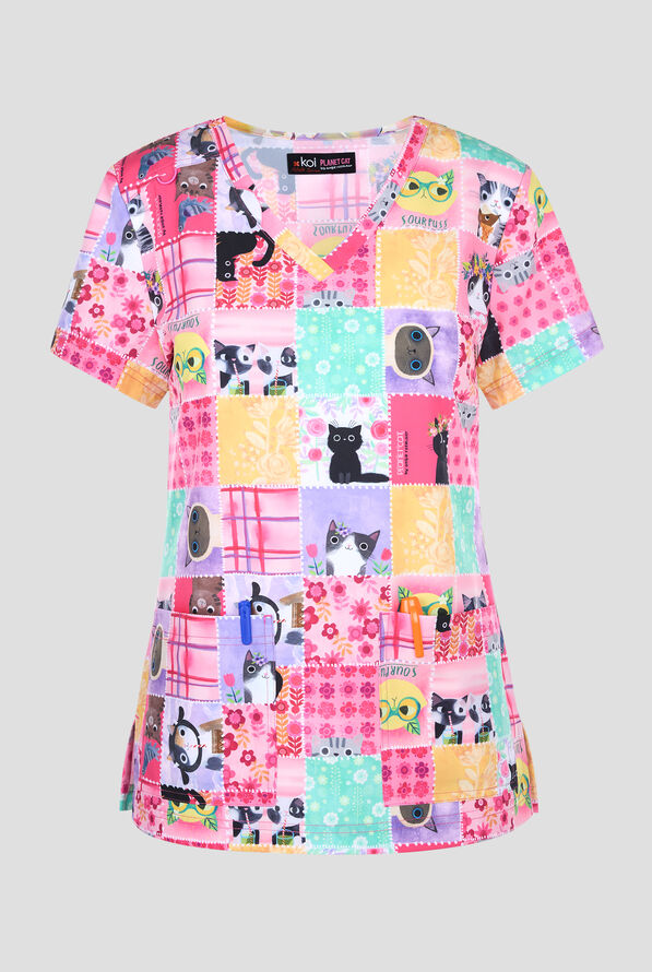 Blusa médica estampada koi Basics Sour Puss STRETCH con cuello en V y 2 bolsillos para mujer - null - 1