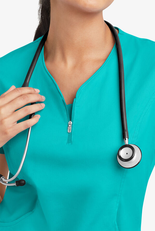 Blusa m&eacute;dica UA Butter-Soft STRETCH con cremallera en el cuello curvo y 4 bolsillos para mujer - Bright Teal - 5