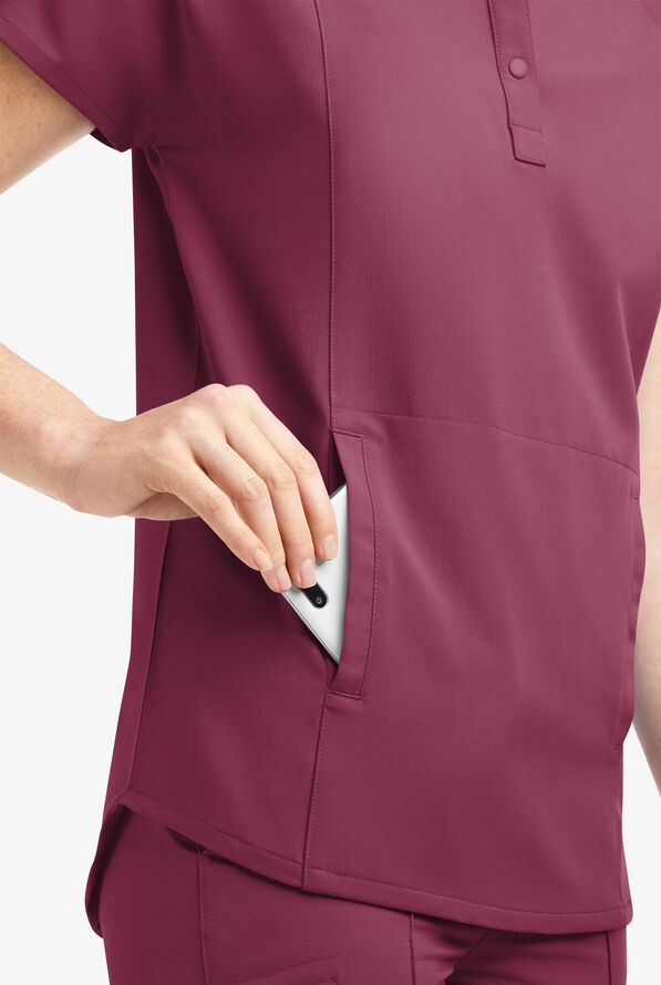 Blusa m&eacute;dica Movement by Butter-Soft Mintaka con cuello estilo polo y 4 bolsillos para mujer - Wine - 7