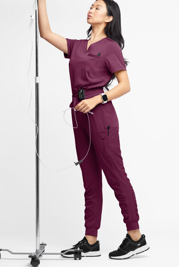 Blusa médica WhisperLite Zora Stretch con cuello en V y 2 bolsillos para mujer - Wine - 3