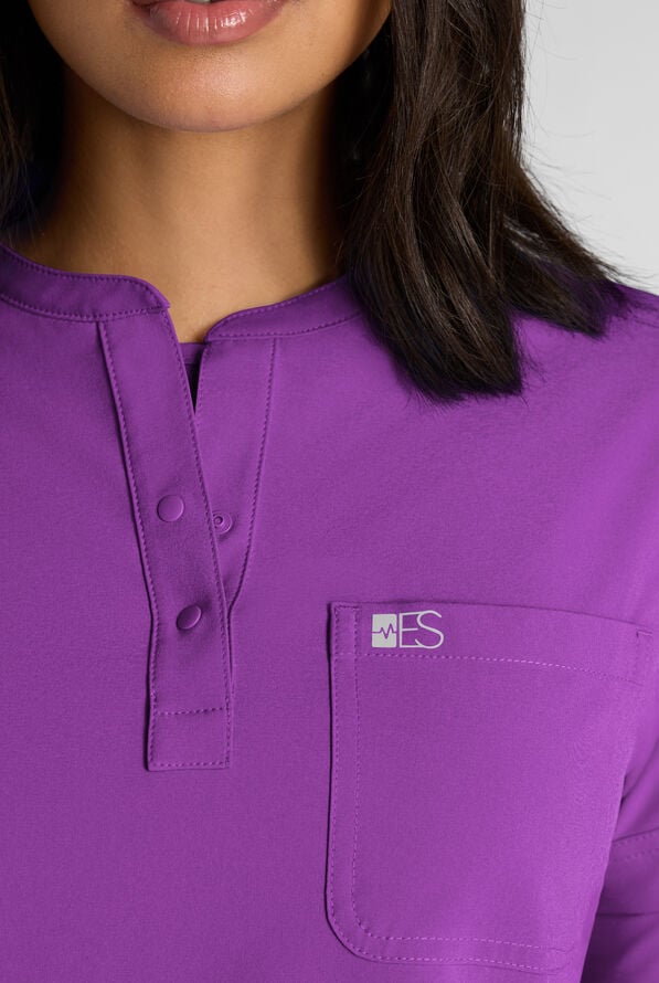 Blusa m&eacute;dica Easy STRETCH tipo henley con 1 bolsillo para mujer - Fresh Purple - 4