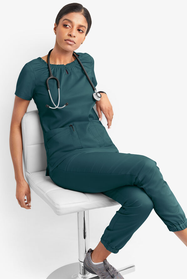 Blusa m&eacute;dica UA Butter-Soft STRETCH estilo campesina con mangas cortas y 6 bolsillos para mujer - Caribbean Blue - 6