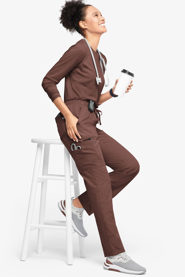 Pantalón médico Butter-Soft Originals de tiro medio estilo cargo con piernas rectas y 7 bolsillos para mujer - French Roast - 4