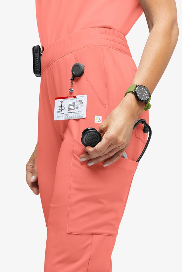 Pantal&oacute;n m&eacute;dico ReSurge Amber estilo jogger con piernas pitillo y 7 bolsillos para mujer - Chilled Guava - 2
