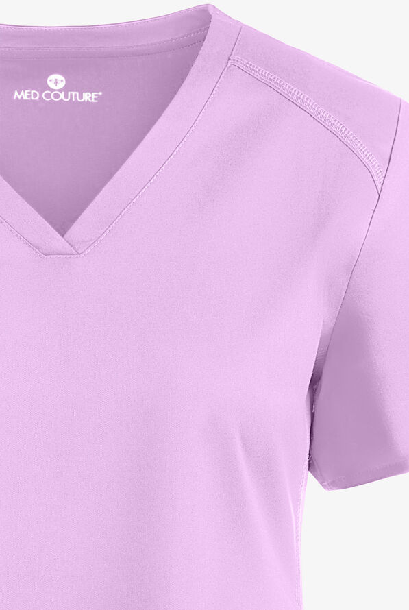 Blusa m&eacute;dica Med Couture Touch STRETCH con cuello en V, paneles laterales acanalados, fald&oacute;n camisero y 3 bolsillos para mujer - Lilac - 4