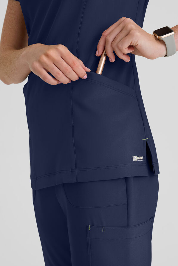 Blusa m&eacute;dica Grey's Anatomy by Barco Evolve STRETCH Sky con cuello con muesca y 2 bolsillos para mujer - Indigo - 3