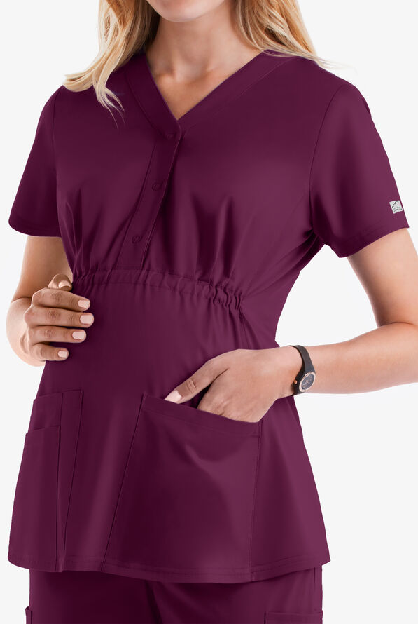 Blusa m&eacute;dica de maternidad UA Butter-Soft STRETCH con paneles de tejido y 3 bolsillos para mujer - Wine - 4