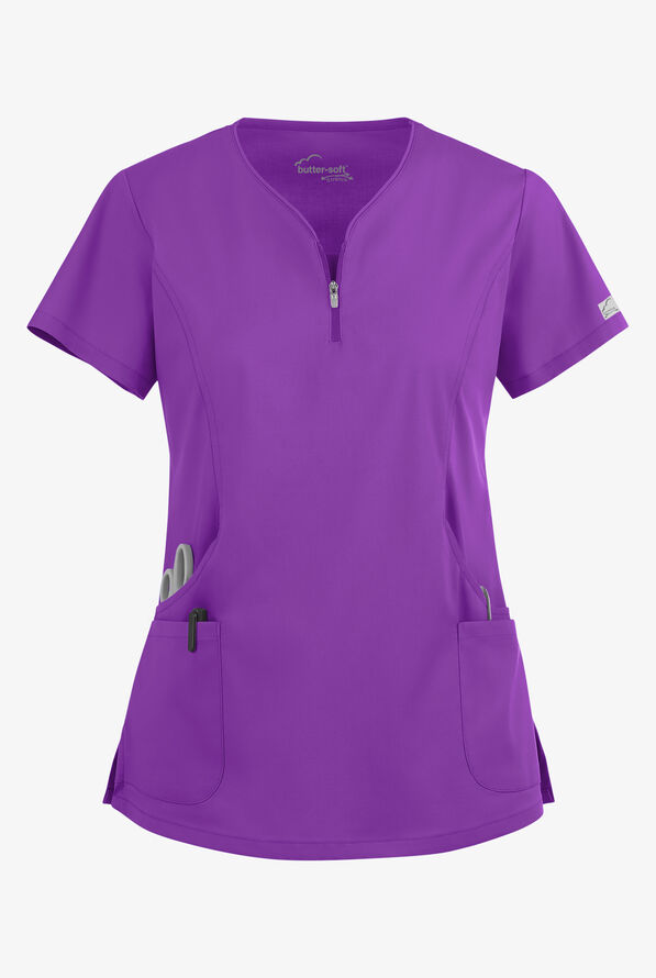 Blusa m&eacute;dica UA Butter-Soft STRETCH con cremallera en el cuello curvo y 4 bolsillos para mujer - Wild Plum - 1