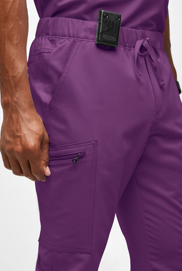 Pantal&oacute;n m&eacute;dico Movement by Butter-Soft STRETCH estilo cargo con 8 bolsillos para hombre - Eggplant - 3
