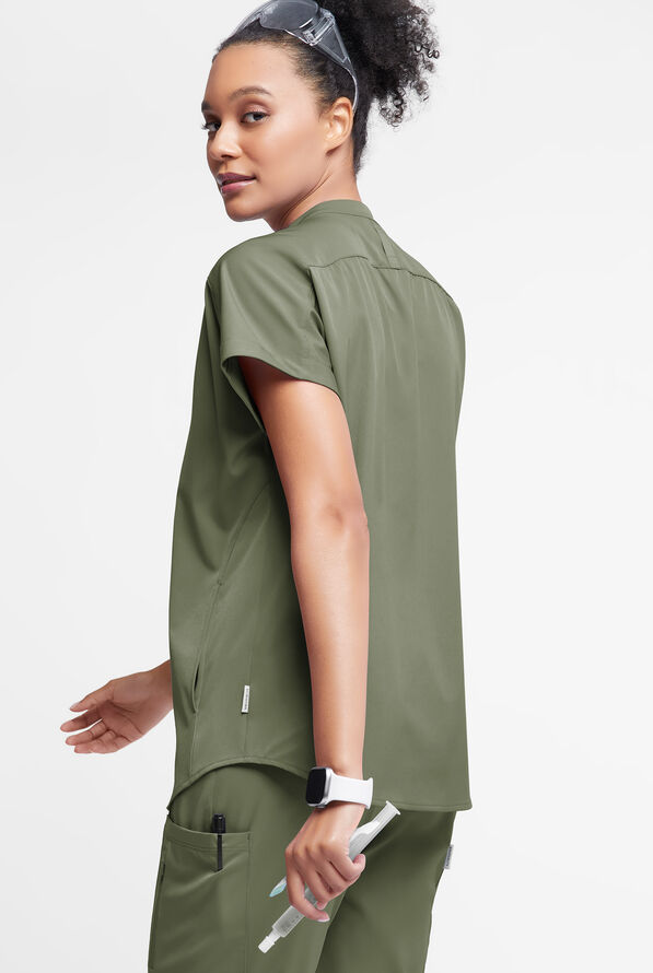 Blusa médica WhisperLite Aerin con mangas dolmán y 3 bolsillos para mujer - Olive Leaf - 5