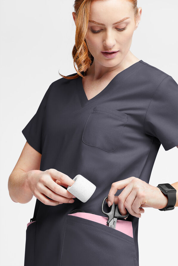 Blusa m&eacute;dica Butter-Soft Originals con cuello en V redondeado y 7 bolsillos para mujer - Pewter/Blush - 4