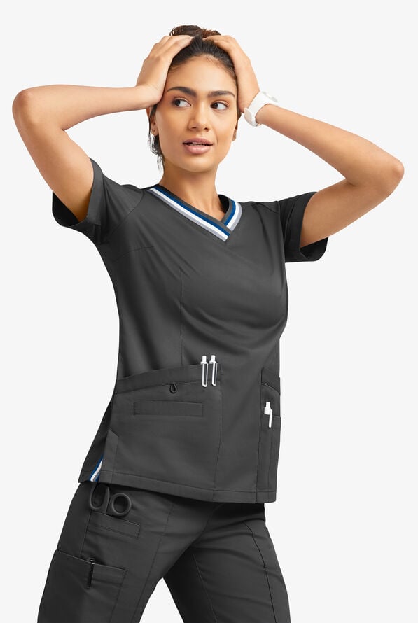 Blusa m&eacute;dica UA Butter-Soft STRETCH con cuello en V con ribete deportivo y 5 bolsillos para mujer - Black - 7