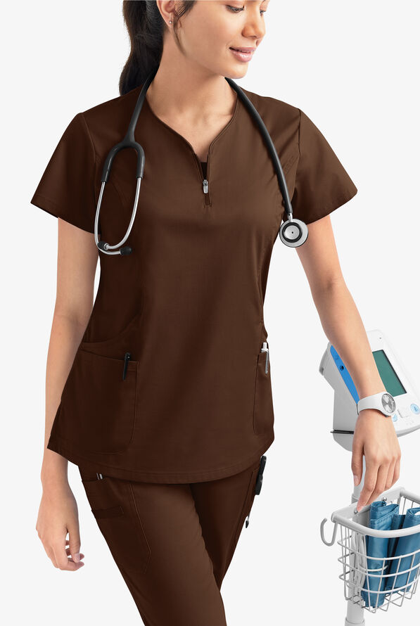 Blusa m&eacute;dica UA Butter-Soft STRETCH con cremallera en el cuello curvo y 4 bolsillos para mujer - Coffee Bean - 6