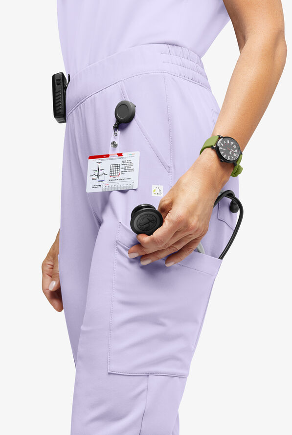 Pantal&oacute;n m&eacute;dico ReSurge Amber estilo jogger con piernas pitillo y 7 bolsillos para mujer - Soft Amethyst - 2