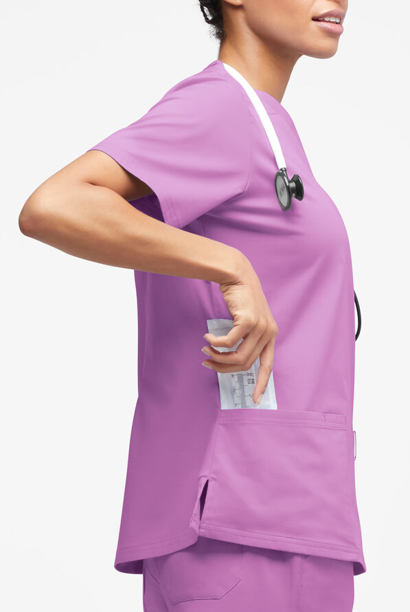 Blusa médica UA Butter-Soft STRETCH con cuello en V y 3 bolsillos para mujer - Orchid - 3