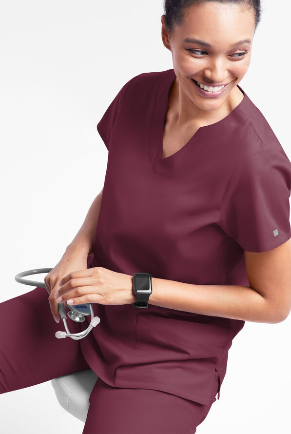 Blusa m&eacute;dica Butter-Soft Originals con cuello festoneado y 6 bolsillos para mujer - Wine - 4