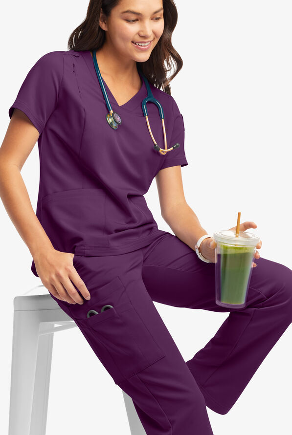 Pantal&oacute;n m&eacute;dico ReSurge by Butter-Soft estilo cargo con 13 bolsillos para mujer **Ligeramente IRREGULAR** - Eggplant - 7