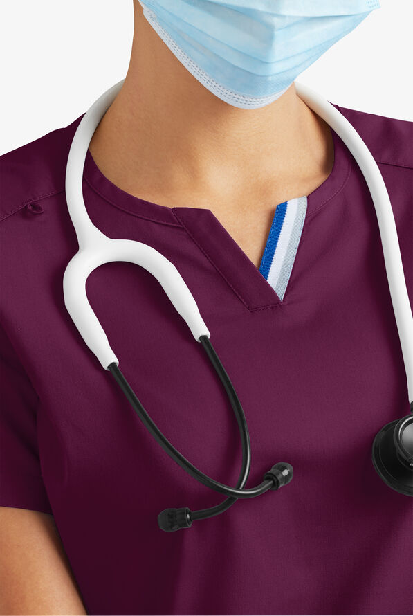 Blusa m&eacute;dica UA Butter-Soft STRETCH con tapeta con ribete deportivo y 6 bolsillos para mujer - Wine - 3