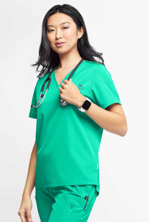 Blusa médica WhisperLite Zora Stretch con cuello en V y 2 bolsillos para mujer - Dynasty Green - 5