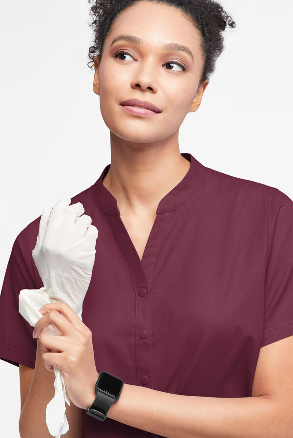 Blusa médica Butter-Soft Originals con cuello mao y 6 bolsillos para mujer - Wine - 4