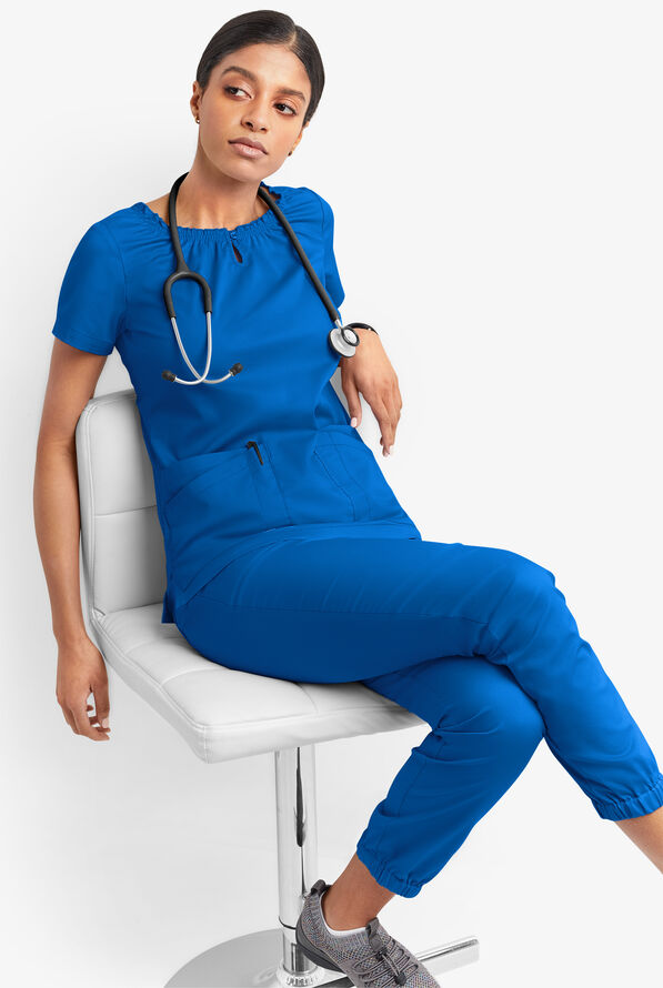 Blusa m&eacute;dica UA Butter-Soft STRETCH estilo campesina con mangas cortas y 6 bolsillos para mujer - Royal - 6