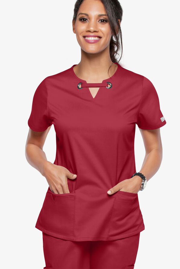 Blusa m&eacute;dica UA Butter-Soft STRETCH con ojales y 4 bolsillos para mujer - Ruby - 5