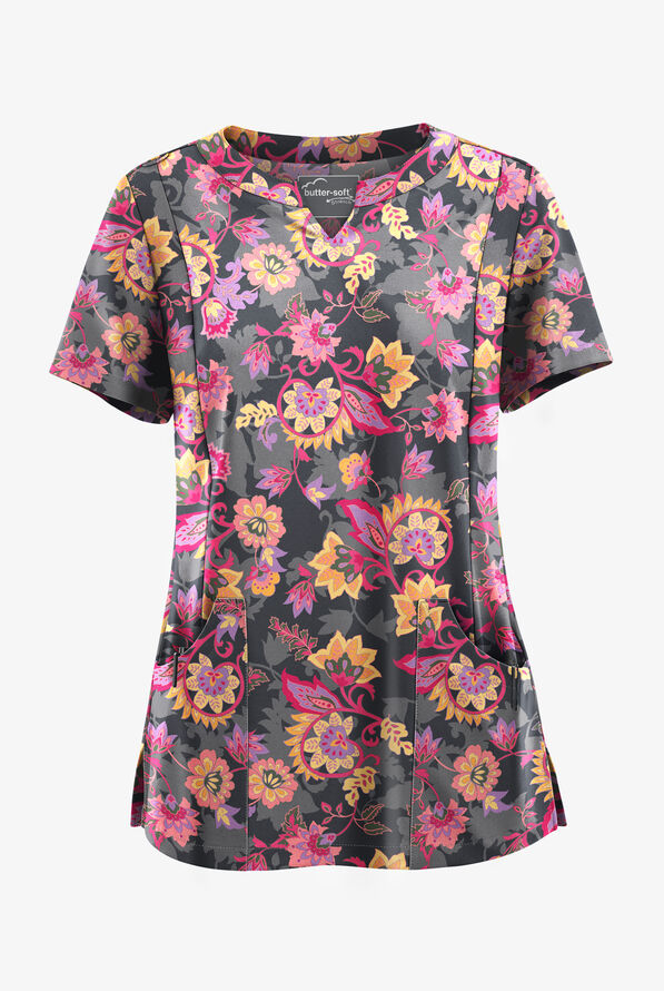 Blusa médica estampada UA Butter-Soft STRETCH Jacobean Spring Pewter con cuello con muesca y 4 bolsillos para mujer - null - 1
