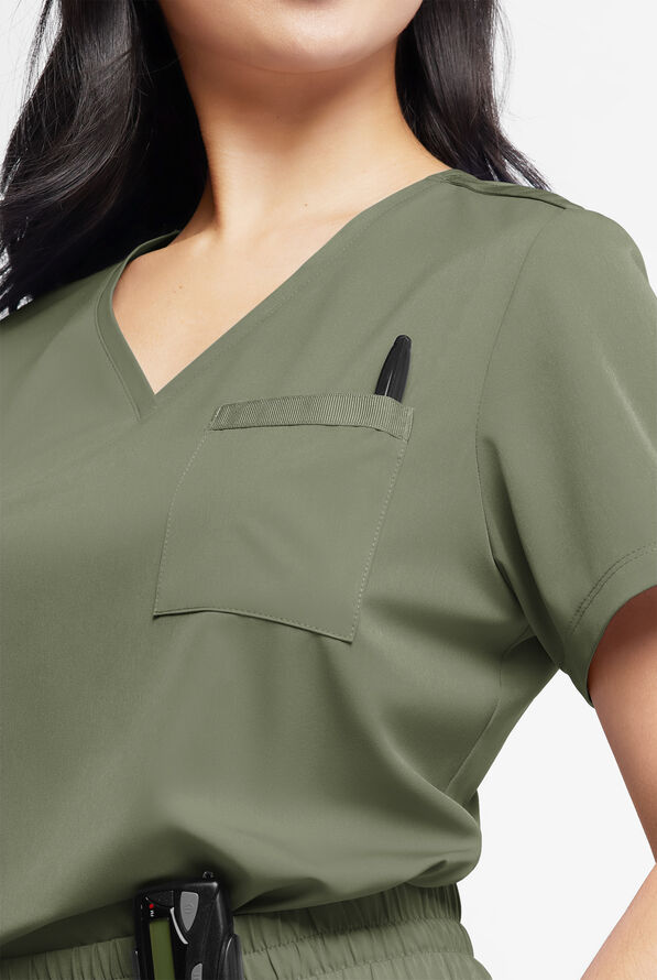 Blusa médica WhisperLite Zora Stretch con cuello en V y 2 bolsillos para mujer - Olive Leaf - 4