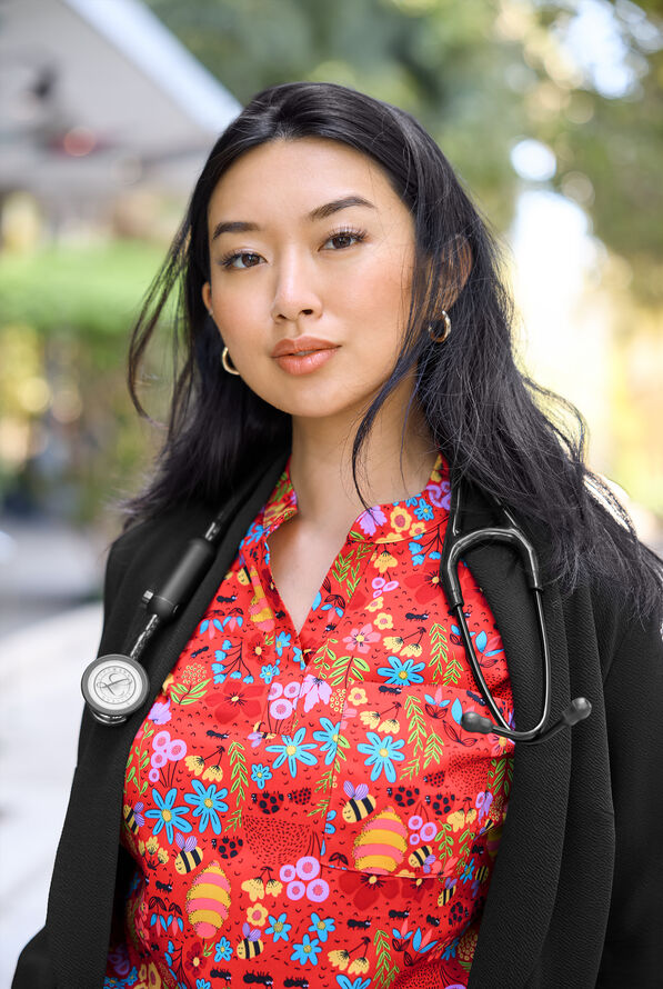 Blusa médica estampada koi Basics Playful Bees and Ants STRETCH con cuello en V y 1 bolsillo para mujer - null - 3