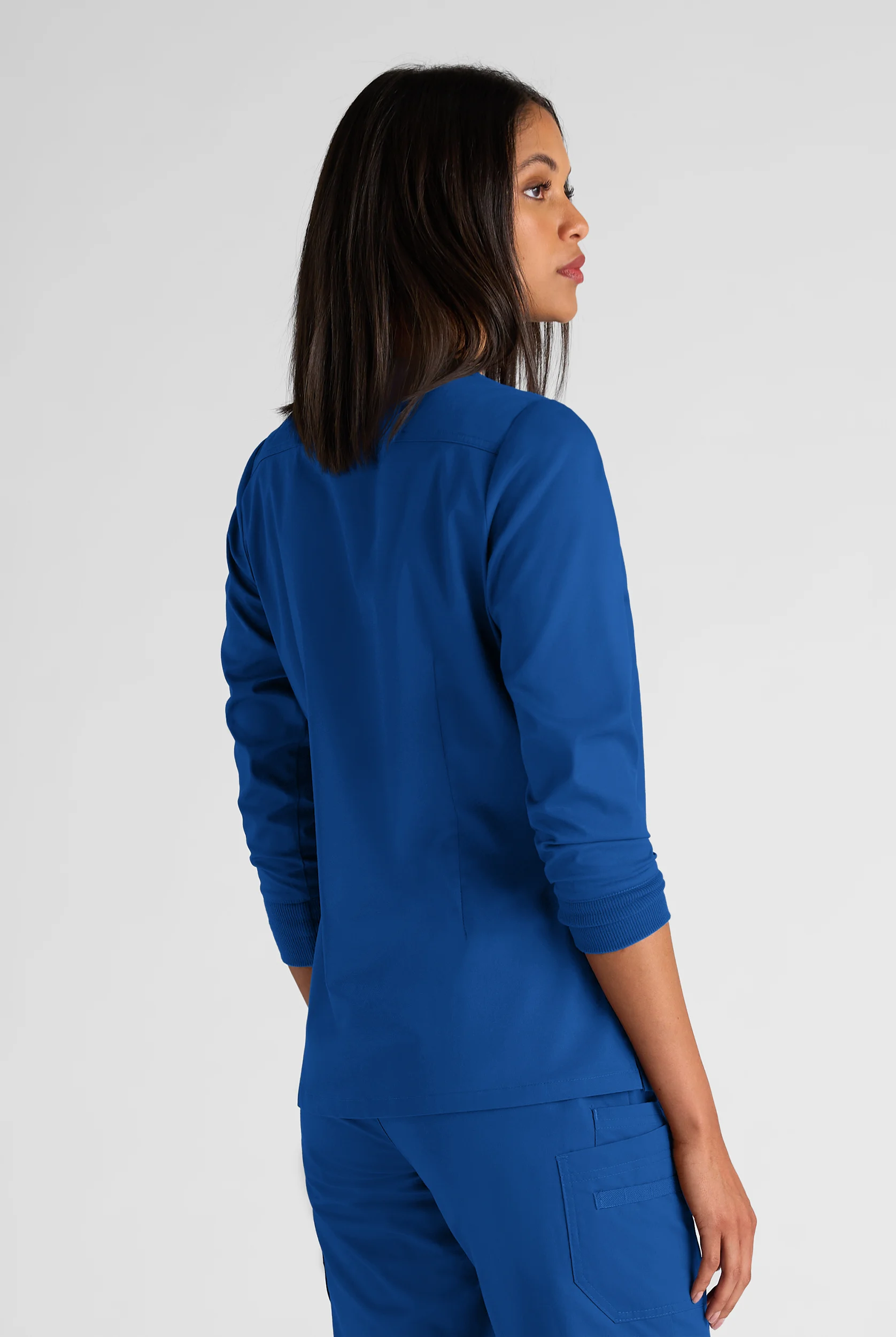 Blusa m&eacute;dica mangas 3/4 Butter-Soft STRETCH con cuello en V y 5 bolsillos para mujer