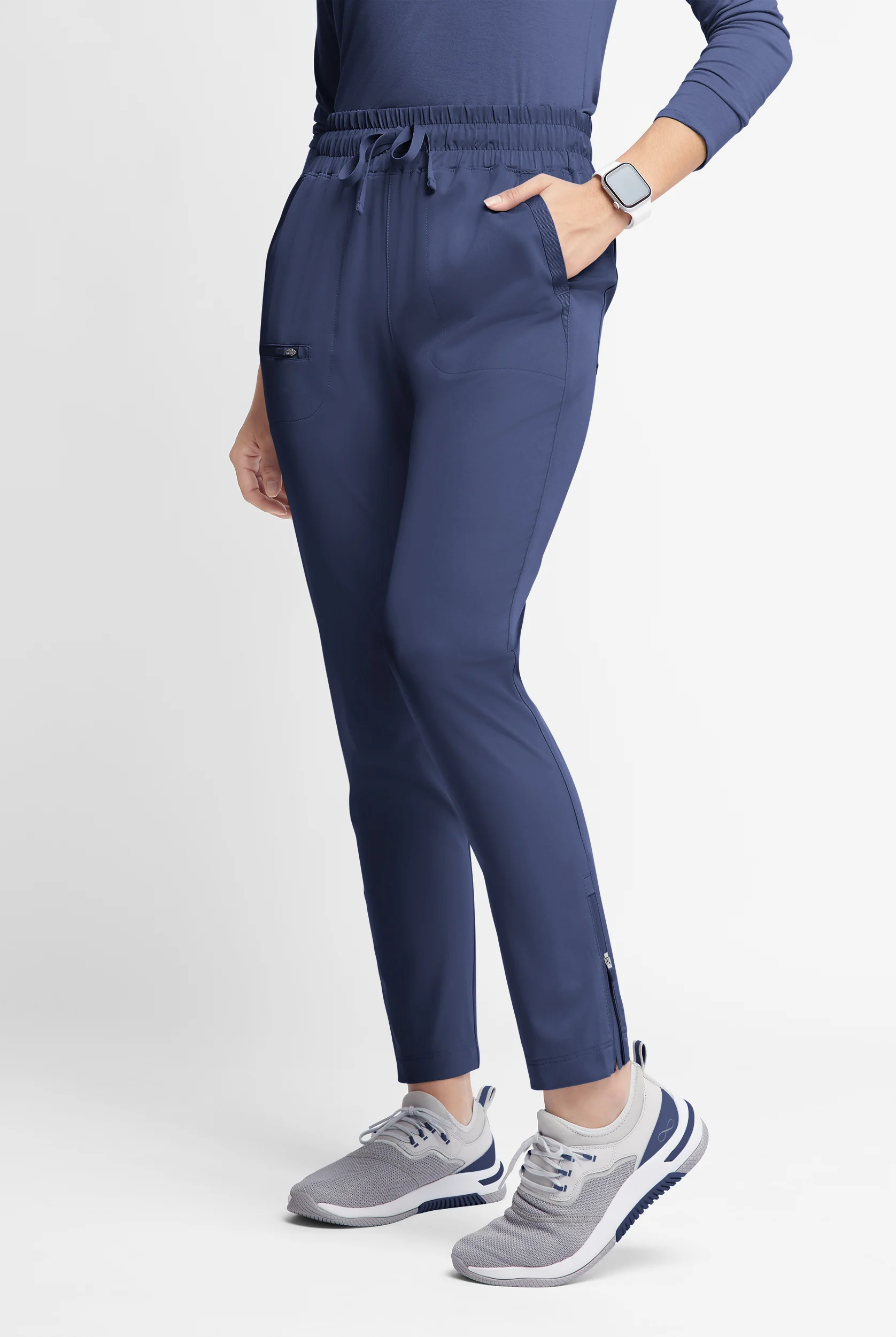 Pantal&oacute;n m&eacute;dico WhisperLite ISLA con piernas c&oacute;nicas y 5 bolsillos para mujer