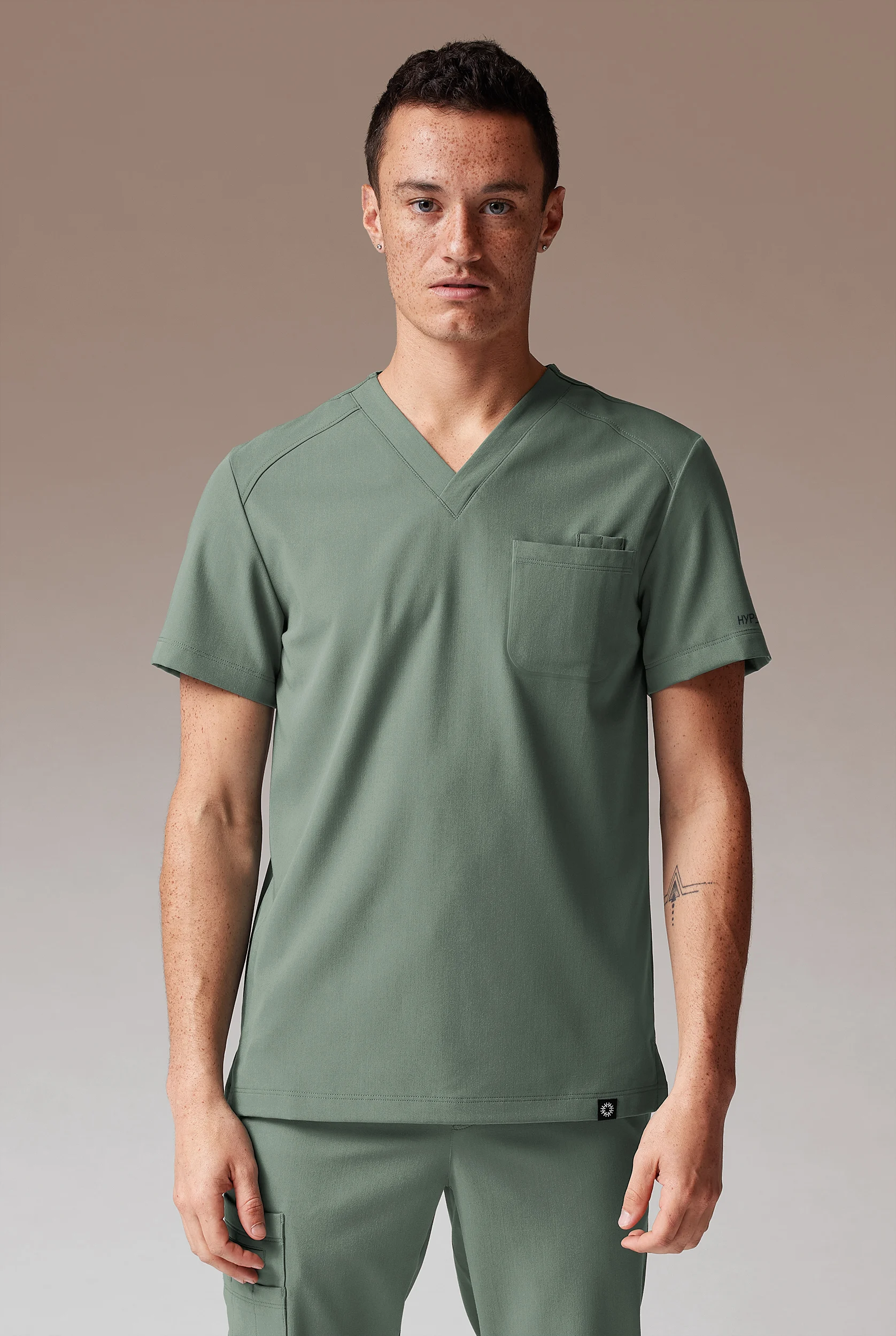 Camisa médica Hypothesis System con cuello en V y 3 bolsillos para hombre