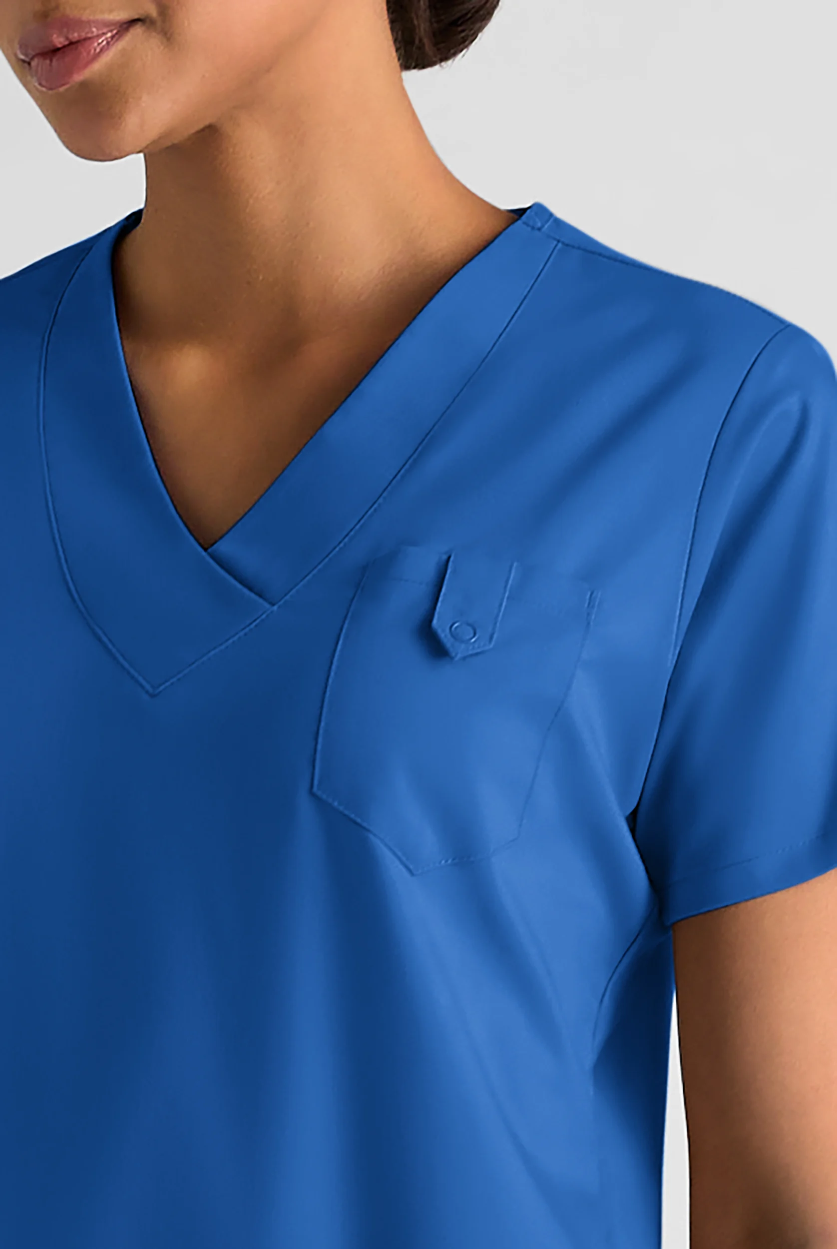 Blusa médica Butter-Soft STRETCH con cuello en V y 6 bolsillos para mujer