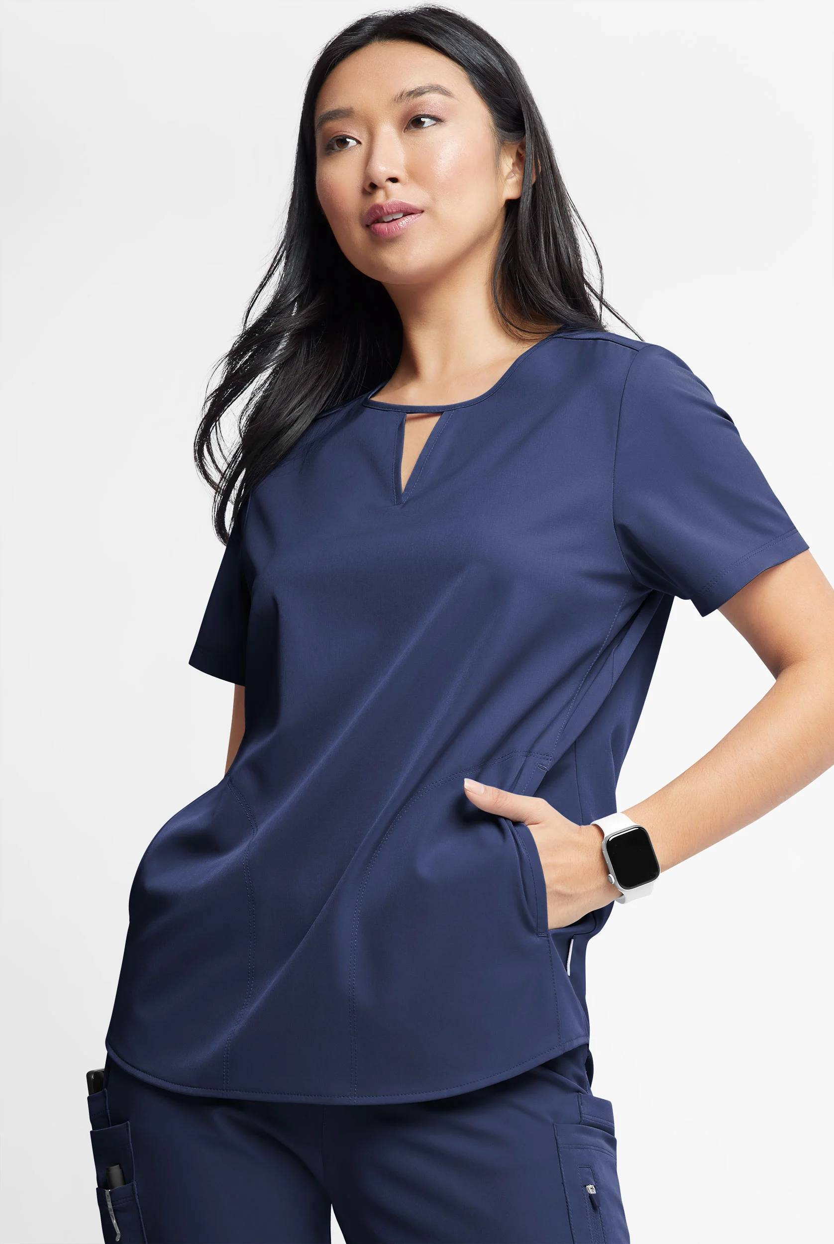 Blusa m&eacute;dica WhisperLite Alba con cuello con muesca y 3 bolsillos para mujer