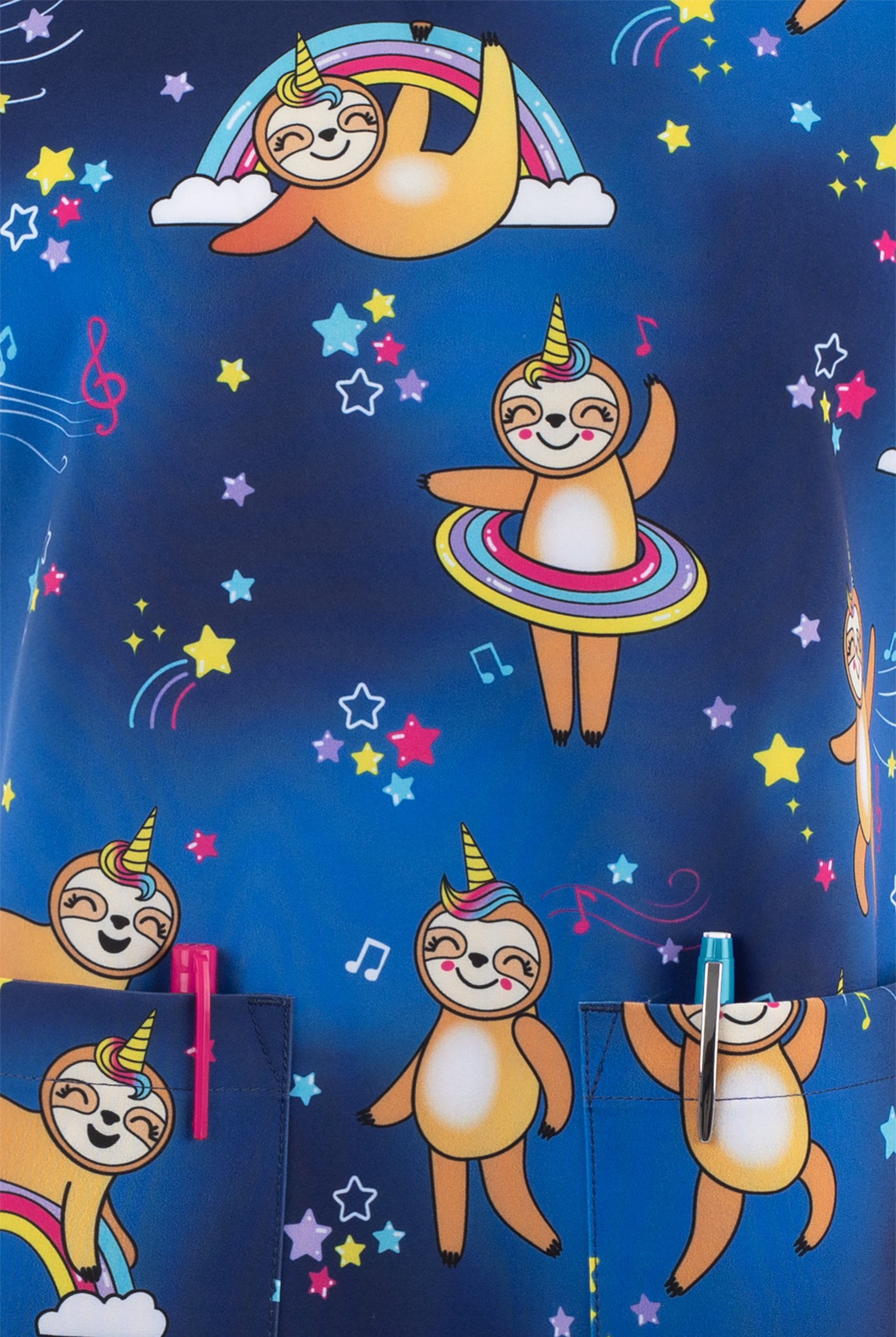 Blusa m&eacute;dica estampada Zavate Ava Therese Unicorn Sloth Squad STRETCH con cuello en V y 2 bolsillos para mujer